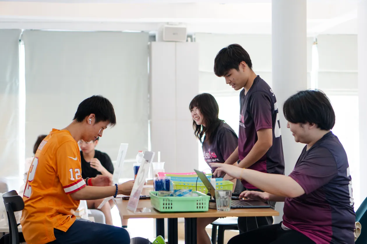 โต๊ะต้อนรับผู้เล่นในงานทดสอบเกม