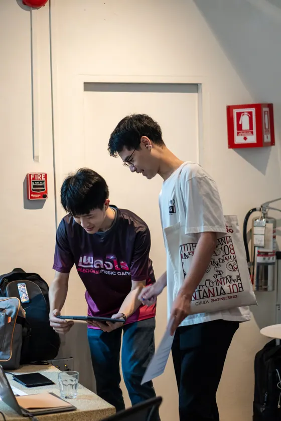 ทีมงานตรวจบิลด์เกมบนแท็บเล็ตด้วยกัน