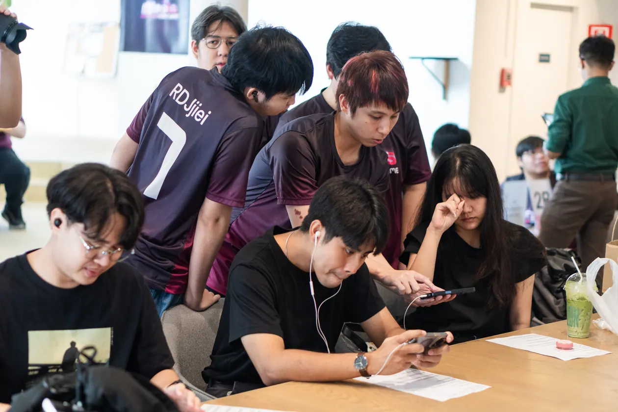 ผู้เล่นทดสอบเกมบนมือถือพร้อมกันเต็มโต๊ะ