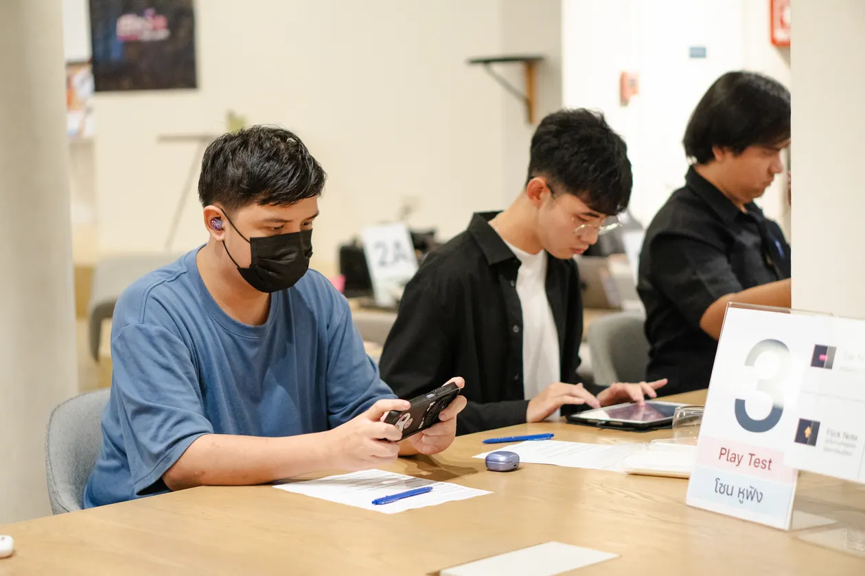 ผู้เล่นตั้งใจทดสอบเกมในโซนหูฟัง